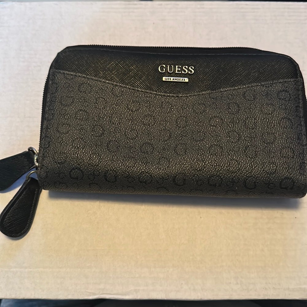 LIGHTLY USED GUESS WALLET 
ZIP AROUND